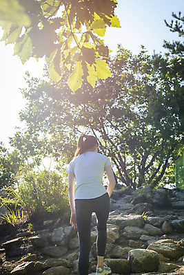 포토 JPG 주간 전신 라이프스타일 여자 여유 로우앵글 나뭇잎 산 한명 20대 성인 야외 뒷모습 햇빛 건강관리 등산 한국인 바위 오르기 산행 등산로 성인여자한명만 국내포토 자연요소 1 감정 뷰포인트 잎 모션 건강 관리 사람 동양인 청년 생활 태양 트래킹 돌_바위 여자한명만 성인여자만 파일형식