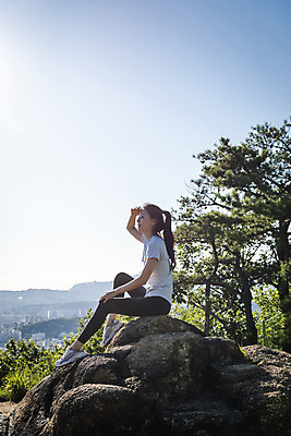 포토 JPG 주간 전신 라이프스타일 여자 여유 하늘 휴식 산 한명 앉기 20대 성인 야외 옆모습 손들기 건강관리 등산 한국인 바위 산행 성인여자한명만 국내포토 자연요소 1 감정 뷰포인트 컨셉 모션 건강 관리 사람 동양인 청년 생활 트래킹 돌_바위 여자한명만 성인여자만 파일형식