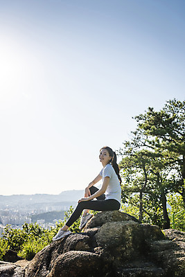 포토 JPG 주간 전신 라이프스타일 응시 여자 여유 하늘 휴식 산 한명 미소 앉기 20대 성인 야외 옆모습 건강관리 등산 한국인 바위 산행 성인여자한명만 국내포토 자연요소 1 시선 감정 뷰포인트 컨셉 모션 표정 건강 관리 사람 동양인 청년 생활 트래킹 돌_바위 여자한명만 성인여자만 파일형식