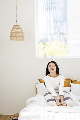 포토 JPG 우먼라이프 응시 여자 쿠션 창문 아침 휴식 조명 실내 한명 미소 상반신 20대 성인 앞모습 뷰티 한국인 침대 의료성형뷰티 싱글라이프 성인여자한명만 국내포토 주간 1 라이프스타일 시선 뷰포인트 가구 컨셉 표정 사람 동양인 청년 내부 여자한명만 성인여자만 파일형식