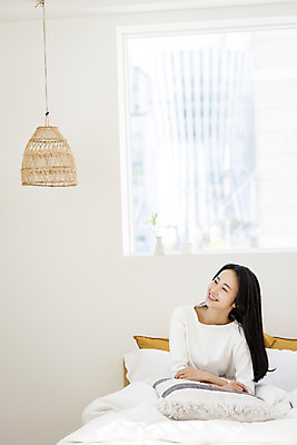 포토 JPG 우먼라이프 응시 여자 쿠션 창문 아침 휴식 조명 실내 한명 웃음 상반신 20대 성인 앞모습 뷰티 한국인 침대 의료성형뷰티 싱글라이프 성인여자한명만 국내포토 주간 1 라이프스타일 시선 뷰포인트 가구 컨셉 표정 사람 동양인 청년 내부 여자한명만 성인여자만 파일형식