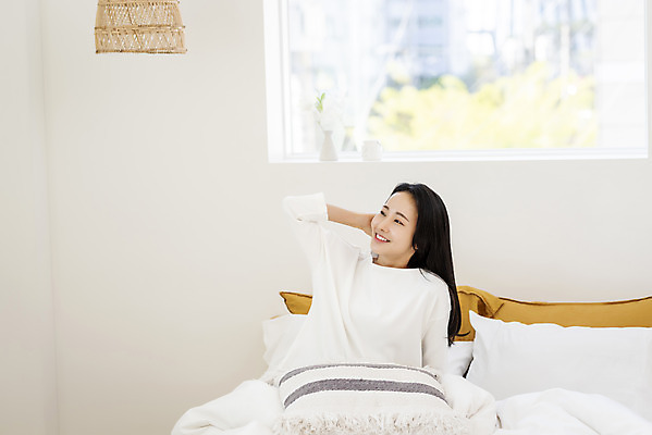 포토 JPG 우먼라이프 응시 여자 창문 아침 휴식 실내 한명 미소 상반신 20대 성인 앞모습 뷰티 손들기 한국인 침대 의료성형뷰티 싱글라이프 성인여자한명만 국내포토 주간 1 라이프스타일 시선 뷰포인트 가구 컨셉 모션 표정 사람 동양인 청년 내부 여자한명만 성인여자만 파일형식