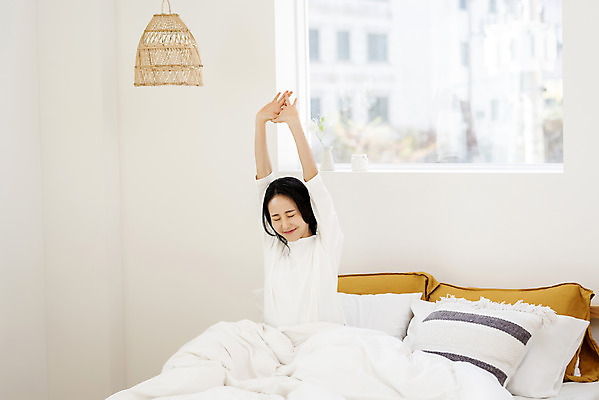 포토 JPG 우먼라이프 여자 창문 아침 휴식 조명 실내 한명 미소 상반신 20대 성인 앞모습 뷰티 눈감음 한국인 침대 기지개 의료성형뷰티 싱글라이프 성인여자한명만 국내포토 주간 1 라이프스타일 뷰포인트 가구 컨셉 모션 표정 사람 동양인 청년 내부 여자한명만 성인여자만 파일형식