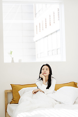 포토 JPG 우먼라이프 응시 여자 창문 아침 휴식 실내 한명 상반신 20대 성인 앞모습 뷰티 턱괴기 한국인 침대 의료성형뷰티 싱글라이프 성인여자한명만 국내포토 주간 1 라이프스타일 시선 뷰포인트 가구 컨셉 모션 사람 동양인 청년 내부 여자한명만 성인여자만 파일형식