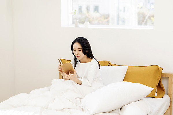 포토 JPG 우먼라이프 여자 창문 아침 휴식 실내 한명 들기 상반신 20대 성인 앞모습 뷰티 다이어리 한국인 침대 스케줄러 의료성형뷰티 싱글라이프 성인여자한명만 국내포토 주간 1 라이프스타일 뷰포인트 가구 컨셉 모션 사람 동양인 청년 내부 사무용품 여자한명만 성인여자만 파일형식