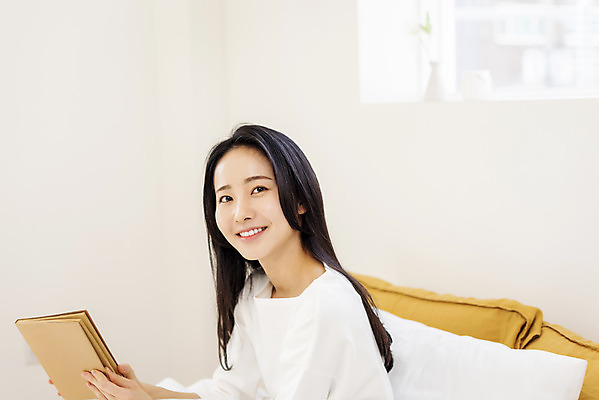 포토 JPG 우먼라이프 응시 여자 아침 휴식 실내 한명 미소 들기 상반신 20대 성인 앞모습 뷰티 다이어리 한국인 침대 스케줄러 의료성형뷰티 싱글라이프 성인여자한명만 국내포토 주간 1 라이프스타일 시선 뷰포인트 가구 컨셉 모션 표정 사람 동양인 청년 내부 사무용품 여자한명만 성인여자만 파일형식