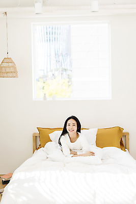 포토 JPG 우먼라이프 응시 여자 엎드리기 창문 아침 휴식 조명 실내 한명 미소 상반신 20대 성인 앞모습 뷰티 한국인 침대 의료성형뷰티 싱글라이프 성인여자한명만 국내포토 주간 1 라이프스타일 시선 뷰포인트 가구 컨셉 모션 표정 사람 동양인 청년 내부 여자한명만 성인여자만 파일형식