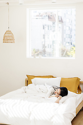 포토 JPG 우먼라이프 여자 창문 아침 휴식 조명 실내 한명 미소 상반신 20대 성인 옆모습 눕기 뷰티 한국인 침대 의료성형뷰티 싱글라이프 성인여자한명만 국내포토 주간 1 라이프스타일 뷰포인트 가구 컨셉 모션 표정 사람 동양인 청년 내부 여자한명만 성인여자만 파일형식