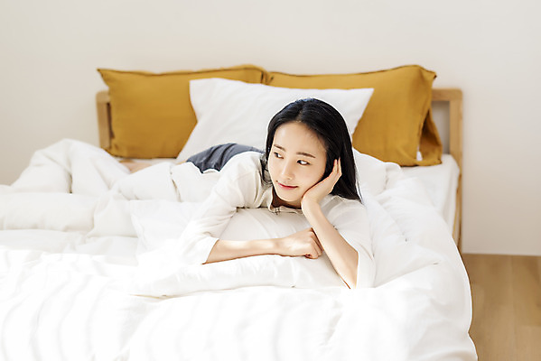 포토 JPG 우먼라이프 여자 엎드리기 아침 휴식 실내 한명 미소 상반신 20대 성인 앞모습 뷰티 턱괴기 한국인 침대 의료성형뷰티 싱글라이프 성인여자한명만 국내포토 주간 1 라이프스타일 뷰포인트 가구 컨셉 모션 표정 사람 동양인 청년 내부 여자한명만 성인여자만 파일형식