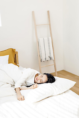 포토 JPG 우먼라이프 여자 아침 휴식 실내 한명 미소 상반신 20대 성인 옆모습 눕기 뷰티 눈감음 한국인 침대 의료성형뷰티 싱글라이프 성인여자한명만 국내포토 주간 1 라이프스타일 뷰포인트 가구 컨셉 모션 표정 사람 동양인 청년 내부 여자한명만 성인여자만 파일형식