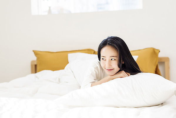 포토 JPG 우먼라이프 응시 여자 엎드리기 아침 휴식 실내 한명 미소 상반신 20대 성인 앞모습 뷰티 한국인 침대 의료성형뷰티 싱글라이프 성인여자한명만 국내포토 주간 1 라이프스타일 시선 뷰포인트 가구 컨셉 모션 표정 사람 동양인 청년 내부 여자한명만 성인여자만 파일형식