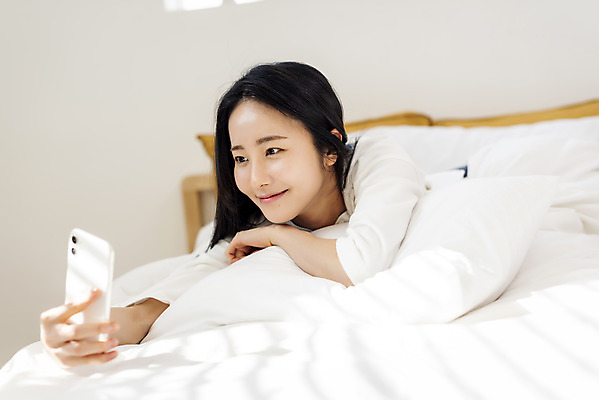 포토 JPG 우먼라이프 응시 여자 엎드리기 아침 휴식 실내 한명 미소 들기 상반신 20대 성인 옆모습 스마트폰 뷰티 한국인 침대 의료성형뷰티 싱글라이프 성인여자한명만 국내포토 주간 1 라이프스타일 시선 뷰포인트 가구 컨셉 모션 표정 사람 동양인 청년 내부 핸드폰 스마트기기 여자한명만 성인여자만 파일형식