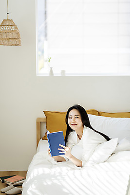 포토 JPG 우먼라이프 응시 여자 창문 아침 휴식 실내 한명 미소 들기 상반신 20대 성인 옆모습 책 독서 뷰티 한국인 침대 의료성형뷰티 싱글라이프 성인여자한명만 국내포토 주간 1 라이프스타일 시선 뷰포인트 가구 컨셉 모션 표정 사람 동양인 청년 내부 여자한명만 성인여자만 파일형식