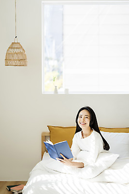 포토 JPG 우먼라이프 응시 여자 창문 아침 휴식 실내 한명 미소 들기 상반신 20대 성인 옆모습 책 독서 뷰티 한국인 침대 의료성형뷰티 싱글라이프 성인여자한명만 국내포토 주간 1 라이프스타일 시선 뷰포인트 가구 컨셉 모션 표정 사람 동양인 청년 내부 여자한명만 성인여자만 파일형식