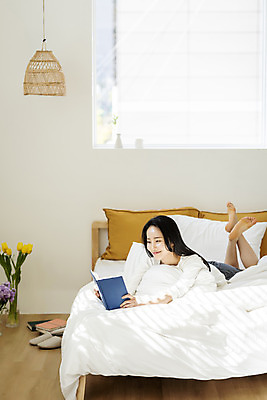 포토 JPG 전신 우먼라이프 여자 엎드리기 창문 아침 휴식 실내 한명 미소 20대 성인 옆모습 책 눕기 독서 뷰티 한국인 침대 잡기 의료성형뷰티 싱글라이프 성인여자한명만 국내포토 주간 1 라이프스타일 뷰포인트 가구 컨셉 모션 표정 사람 동양인 청년 내부 여자한명만 성인여자만 파일형식