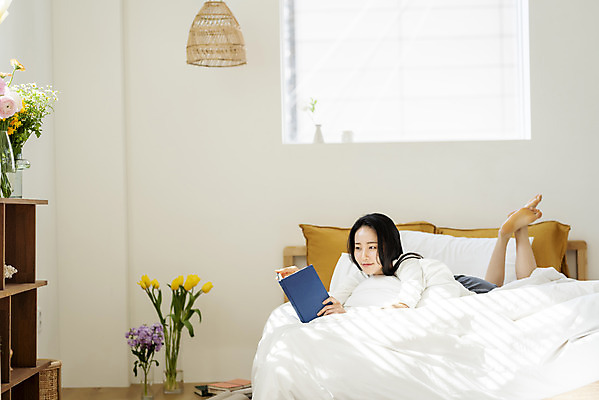 포토 JPG 전신 우먼라이프 응시 여자 엎드리기 창문 아침 휴식 실내 한명 미소 20대 성인 옆모습 책 눕기 뷰티 한국인 침대 잡기 의료성형뷰티 싱글라이프 성인여자한명만 국내포토 주간 1 라이프스타일 시선 뷰포인트 가구 컨셉 모션 표정 사람 동양인 청년 내부 여자한명만 성인여자만 파일형식