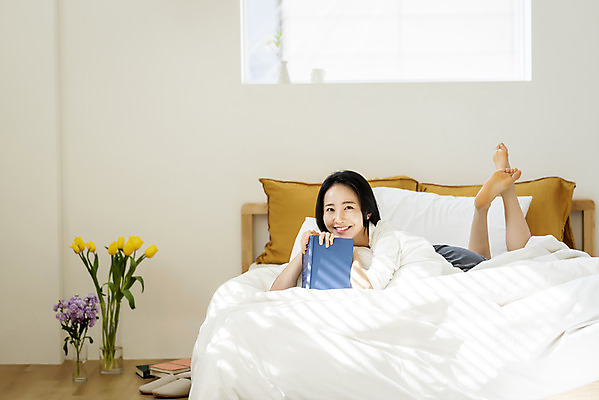 포토 JPG 전신 우먼라이프 응시 여자 엎드리기 창문 아침 휴식 실내 한명 미소 20대 성인 옆모습 책 눕기 뷰티 한국인 침대 잡기 의료성형뷰티 싱글라이프 성인여자한명만 국내포토 주간 1 라이프스타일 시선 뷰포인트 가구 컨셉 모션 표정 사람 동양인 청년 내부 여자한명만 성인여자만 파일형식