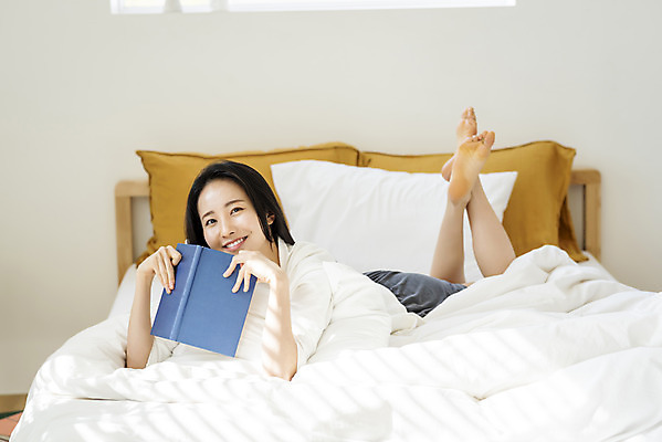 포토 JPG 전신 우먼라이프 응시 여자 엎드리기 아침 휴식 실내 한명 미소 들기 20대 성인 옆모습 책 눕기 뷰티 한국인 침대 의료성형뷰티 싱글라이프 성인여자한명만 국내포토 주간 1 라이프스타일 시선 뷰포인트 가구 컨셉 모션 표정 사람 동양인 청년 내부 여자한명만 성인여자만 파일형식