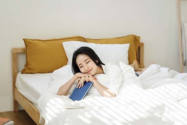 포토 JPG 우먼라이프 응시 여자 엎드리기 아침 휴식 실내 한명 미소 상반신 20대 성인 앞모습 책 뷰티 턱괴기 한국인 침대 의료성형뷰티 싱글라이프 성인여자한명만 국내포토 주간 1 라이프스타일 시선 뷰포인트 가구 컨셉 모션 표정 사람 동양인 청년 내부 여자한명만 성인여자만 파일형식