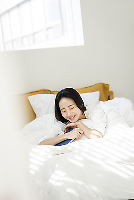 포토 JPG 우먼라이프 여자 엎드리기 아침 휴식 실내 한명 미소 상반신 20대 성인 앞모습 책 뷰티 눈감음 한국인 침대 잡기 소프트포커스 의료성형뷰티 싱글라이프 성인여자한명만 국내포토 주간 1 라이프스타일 뷰포인트 가구 컨셉 모션 촬영기법 표정 사람 동양인 청년 내부 여자한명만 성인여자만 파일형식