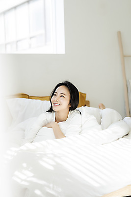 포토 JPG 우먼라이프 응시 여자 엎드리기 아침 휴식 실내 한명 미소 상반신 20대 성인 앞모습 뷰티 한국인 침대 소프트포커스 의료성형뷰티 싱글라이프 성인여자한명만 국내포토 주간 1 라이프스타일 시선 뷰포인트 가구 컨셉 모션 촬영기법 표정 사람 동양인 청년 내부 여자한명만 성인여자만 파일형식