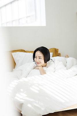 포토 JPG 우먼라이프 응시 여자 엎드리기 아침 휴식 실내 한명 미소 상반신 20대 성인 앞모습 뷰티 한국인 침대 소프트포커스 의료성형뷰티 싱글라이프 성인여자한명만 국내포토 주간 1 라이프스타일 시선 뷰포인트 가구 컨셉 모션 촬영기법 표정 사람 동양인 청년 내부 여자한명만 성인여자만 파일형식