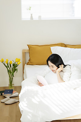 포토 JPG 우먼라이프 응시 여자 엎드리기 아침 휴식 실내 한명 미소 들기 상반신 20대 성인 옆모습 뷰티 거울 한국인 침대 의료성형뷰티 싱글라이프 성인여자한명만 국내포토 주간 1 라이프스타일 시선 뷰포인트 가구 컨셉 모션 표정 사람 동양인 청년 내부 여자한명만 성인여자만 파일형식