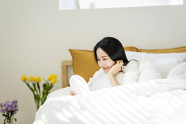 포토 JPG 우먼라이프 응시 여자 엎드리기 아침 휴식 실내 한명 미소 상반신 20대 성인 옆모습 뷰티 턱괴기 거울 한국인 침대 의료성형뷰티 싱글라이프 성인여자한명만 국내포토 주간 1 라이프스타일 시선 뷰포인트 가구 컨셉 모션 표정 사람 동양인 청년 내부 여자한명만 성인여자만 파일형식