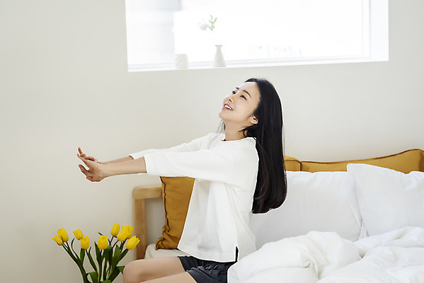 포토 JPG 우먼라이프 여자 꽃 창문 아침 휴식 실내 한명 미소 앉기 상반신 20대 성인 옆모습 뷰티 스트레칭 한국인 침대 손뻗기 의료성형뷰티 싱글라이프 성인여자한명만 국내포토 주간 식물 1 라이프스타일 뷰포인트 가구 컨셉 모션 표정 사람 동양인 청년 내부 운동 여자한명만 성인여자만 파일형식
