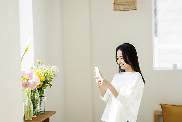 포토 JPG 우먼라이프 여자 꽃 휴식 실내 한명 미소 들기 상반신 20대 성인 옆모습 스마트폰 뷰티 꽃병 사진촬영 한국인 창가 의료성형뷰티 싱글라이프 성인여자한명만 국내포토 식물 1 라이프스타일 뷰포인트 컨셉 창문 모션 표정 사람 동양인 청년 내부 핸드폰 스마트기기 촬영 여자한명만 성인여자만 파일형식