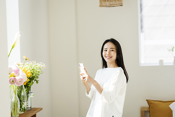 포토 JPG 우먼라이프 응시 여자 꽃 휴식 실내 한명 미소 들기 상반신 20대 성인 옆모습 스마트폰 뷰티 꽃병 사진촬영 한국인 창가 의료성형뷰티 싱글라이프 성인여자한명만 국내포토 식물 1 라이프스타일 시선 뷰포인트 컨셉 창문 모션 표정 사람 동양인 청년 내부 핸드폰 스마트기기 촬영 여자한명만 성인여자만 파일형식