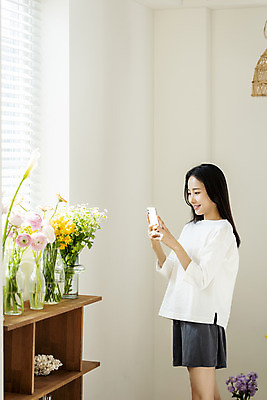 포토 JPG 우먼라이프 여자 꽃 창문 휴식 선반 실내 한명 미소 들기 상반신 20대 성인 옆모습 스마트폰 뷰티 꽃병 사진촬영 한국인 창가 의료성형뷰티 싱글라이프 성인여자한명만 국내포토 식물 1 라이프스타일 뷰포인트 가구 컨셉 모션 표정 사람 동양인 청년 내부 핸드폰 스마트기기 촬영 여자한명만 성인여자만 파일형식