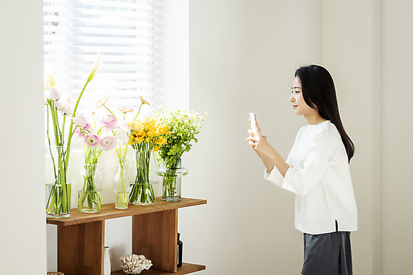 포토 JPG 우먼라이프 여자 꽃 창문 휴식 선반 실내 한명 미소 들기 상반신 20대 성인 옆모습 스마트폰 뷰티 꽃병 사진촬영 한국인 창가 의료성형뷰티 싱글라이프 성인여자한명만 국내포토 식물 1 라이프스타일 뷰포인트 가구 컨셉 모션 표정 사람 동양인 청년 내부 핸드폰 스마트기기 촬영 여자한명만 성인여자만 파일형식