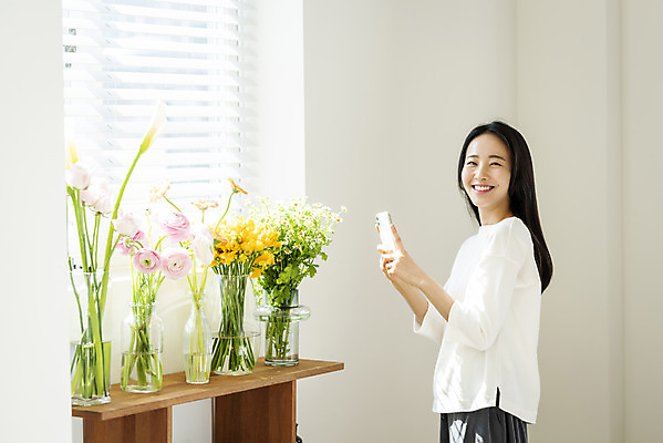 포토 JPG 우먼라이프 응시 여자 꽃 창문 휴식 선반 실내 한명 미소 들기 상반신 20대 성인 옆모습 스마트폰 뷰티 꽃병 사진촬영 한국인 창가 의료성형뷰티 싱글라이프 성인여자한명만 국내포토 식물 1 라이프스타일 시선 뷰포인트 가구 컨셉 모션 표정 사람 동양인 청년 내부 핸드폰 스마트기기 촬영 여자한명만 성인여자만 파일형식