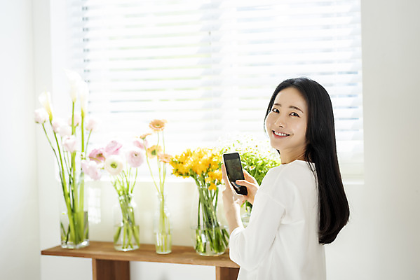 포토 JPG 우먼라이프 응시 여자 꽃 창문 휴식 실내 한명 미소 들기 상반신 20대 성인 옆모습 아웃포커스 스마트폰 뷰티 사진촬영 한국인 뒤돌아보기 창가 의료성형뷰티 싱글라이프 성인여자한명만 국내포토 식물 1 라이프스타일 시선 뷰포인트 컨셉 모션 촬영기법 표정 사람 동양인 청년 내부 핸드폰 스마트기기 촬영 여자한명만 성인여자만 파일형식