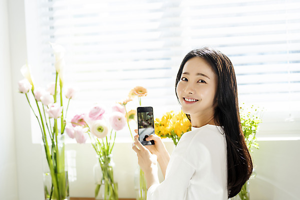 포토 JPG 우먼라이프 응시 여자 꽃 창문 휴식 실내 한명 미소 들기 상반신 20대 성인 옆모습 아웃포커스 스마트폰 뷰티 사진촬영 한국인 뒤돌아보기 창가 의료성형뷰티 싱글라이프 성인여자한명만 국내포토 식물 1 라이프스타일 시선 뷰포인트 컨셉 모션 촬영기법 표정 사람 동양인 청년 내부 핸드폰 스마트기기 촬영 여자한명만 성인여자만 파일형식