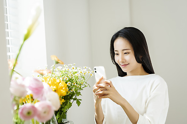 포토 JPG 우먼라이프 여자 꽃 휴식 실내 한명 미소 들기 상반신 20대 성인 앞모습 스마트폰 뷰티 사진촬영 한국인 소프트포커스 창가 의료성형뷰티 싱글라이프 성인여자한명만 국내포토 식물 1 라이프스타일 뷰포인트 컨셉 창문 모션 촬영기법 표정 사람 동양인 청년 내부 핸드폰 스마트기기 촬영 여자한명만 성인여자만 파일형식