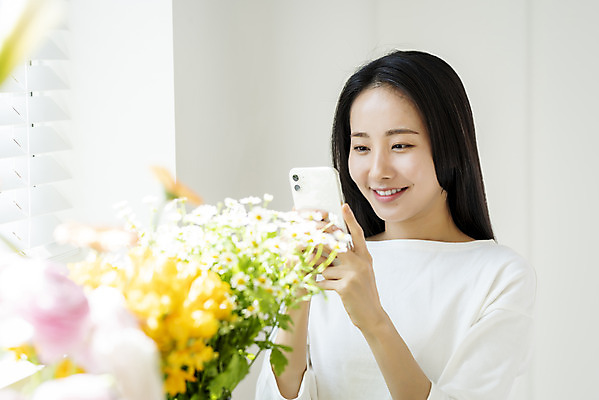 포토 JPG 우먼라이프 응시 여자 꽃 휴식 실내 한명 미소 들기 상반신 20대 성인 앞모습 스마트폰 뷰티 사진촬영 한국인 소프트포커스 창가 의료성형뷰티 싱글라이프 성인여자한명만 국내포토 식물 1 라이프스타일 시선 뷰포인트 컨셉 창문 모션 촬영기법 표정 사람 동양인 청년 내부 핸드폰 스마트기기 촬영 여자한명만 성인여자만 파일형식