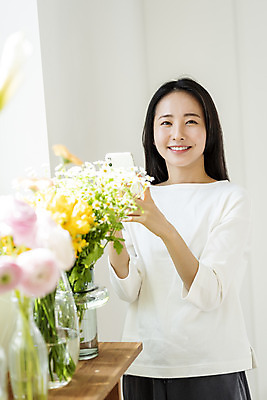 포토 JPG 우먼라이프 응시 여자 꽃 휴식 실내 한명 미소 들기 상반신 20대 성인 앞모습 스마트폰 뷰티 꽃병 사진촬영 한국인 창가 의료성형뷰티 싱글라이프 성인여자한명만 국내포토 식물 1 라이프스타일 시선 뷰포인트 컨셉 창문 모션 표정 사람 동양인 청년 내부 핸드폰 스마트기기 촬영 여자한명만 성인여자만 파일형식
