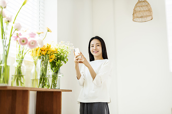 포토 JPG 우먼라이프 응시 여자 꽃 휴식 선반 실내 한명 미소 들기 상반신 20대 성인 앞모습 스마트폰 뷰티 꽃병 사진촬영 한국인 창가 의료성형뷰티 싱글라이프 성인여자한명만 국내포토 식물 1 라이프스타일 시선 뷰포인트 가구 컨셉 창문 모션 표정 사람 동양인 청년 내부 핸드폰 스마트기기 촬영 여자한명만 성인여자만 파일형식