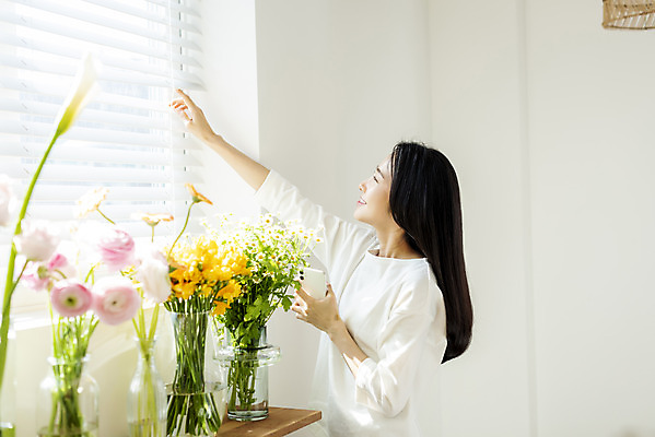 포토 JPG 우먼라이프 여자 창문 휴식 실내 한명 미소 들기 상반신 20대 성인 옆모습 스마트폰 뷰티 한국인 창가 손뻗기 의료성형뷰티 싱글라이프 성인여자한명만 국내포토 1 라이프스타일 뷰포인트 컨셉 모션 표정 사람 동양인 청년 내부 핸드폰 스마트기기 여자한명만 성인여자만 파일형식