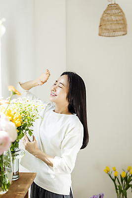 포토 JPG 우먼라이프 여자 휴식 실내 한명 미소 상반신 20대 성인 옆모습 햇빛 뷰티 눈감음 한국인 가림 창가 의료성형뷰티 싱글라이프 성인여자한명만 국내포토 1 라이프스타일 뷰포인트 컨셉 창문 모션 표정 사람 동양인 청년 내부 태양 여자한명만 성인여자만 파일형식