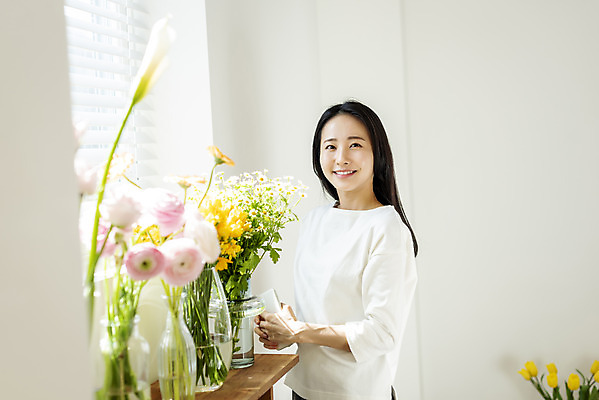 포토 JPG 우먼라이프 응시 여자 꽃 창문 휴식 실내 한명 미소 상반신 20대 성인 앞모습 뷰티 한국인 창가 의료성형뷰티 싱글라이프 성인여자한명만 국내포토 식물 1 라이프스타일 시선 뷰포인트 컨셉 표정 사람 동양인 청년 내부 여자한명만 성인여자만 파일형식