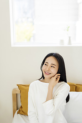 포토 JPG 우먼라이프 응시 여자 창문 휴식 실내 한명 미소 손짓 상반신 20대 성인 앞모습 뷰티 한국인 침대 의료성형뷰티 싱글라이프 성인여자한명만 국내포토 1 라이프스타일 시선 뷰포인트 가구 컨셉 모션 표정 사람 동양인 청년 내부 여자한명만 성인여자만 파일형식