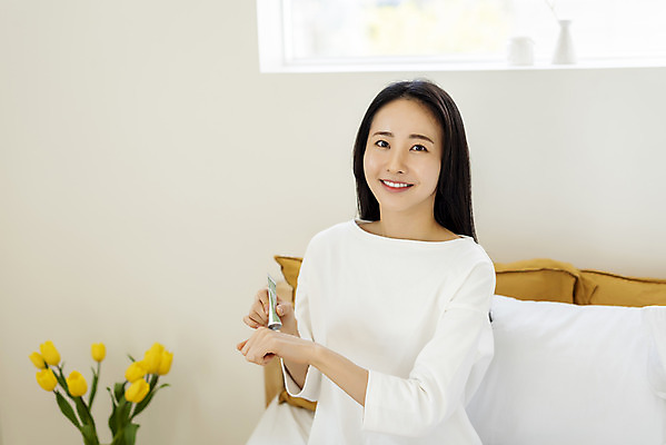 포토 JPG 우먼라이프 응시 여자 휴식 실내 한명 미소 상반신 20대 성인 앞모습 뷰티 한국인 침대 짜기 핸드크림 의료성형뷰티 싱글라이프 성인여자한명만 국내포토 1 라이프스타일 시선 뷰포인트 가구 컨셉 모션 표정 사람 동양인 청년 내부 화장품 여자한명만 성인여자만 파일형식