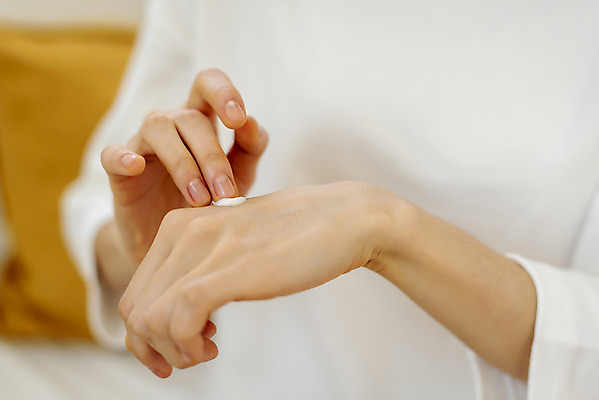 포토 JPG 우먼라이프 손 여자 실내 한명 근접촬영 상반신 20대 성인 아웃포커스 뷰티 한국인 바르기 핸드크림 의료성형뷰티 싱글라이프 성인여자한명만 국내포토 1 라이프스타일 뷰포인트 모션 촬영기법 사람 동양인 청년 내부 신체부위 화장품 여자한명만 성인여자만 파일형식