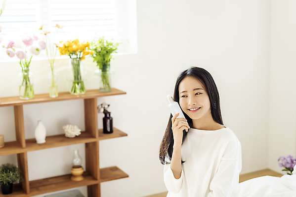 포토 JPG 우먼라이프 응시 여자 휴식 선반 실내 한명 미소 들기 상반신 20대 성인 앞모습 아웃포커스 뷰티 화장품 한국인 의료성형뷰티 싱글라이프 성인여자한명만 국내포토 1 라이프스타일 시선 뷰포인트 가구 컨셉 모션 촬영기법 표정 사람 동양인 청년 내부 여자한명만 성인여자만 파일형식