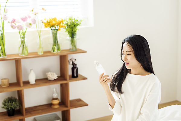 포토 JPG 우먼라이프 응시 여자 휴식 선반 실내 한명 미소 들기 상반신 20대 성인 옆모습 아웃포커스 뷰티 화장품 한국인 창가 의료성형뷰티 싱글라이프 성인여자한명만 국내포토 1 라이프스타일 시선 뷰포인트 가구 컨셉 창문 모션 촬영기법 표정 사람 동양인 청년 내부 여자한명만 성인여자만 파일형식