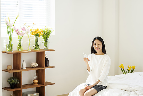 포토 JPG 우먼라이프 응시 여자 창문 휴식 실내 한명 미소 들기 앉기 상반신 20대 성인 앞모습 뷰티 화장품 한국인 침대 의료성형뷰티 싱글라이프 성인여자한명만 국내포토 1 라이프스타일 시선 뷰포인트 가구 컨셉 모션 표정 사람 동양인 청년 내부 여자한명만 성인여자만 파일형식