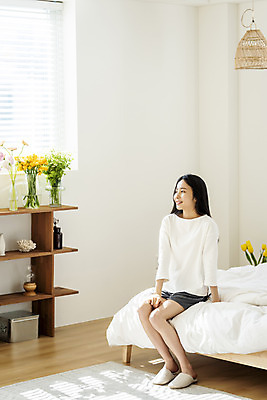 포토 JPG 전신 우먼라이프 응시 여자 창문 휴식 실내 한명 미소 앉기 20대 성인 옆모습 뷰티 한국인 침대 의료성형뷰티 싱글라이프 성인여자한명만 국내포토 1 라이프스타일 시선 뷰포인트 가구 컨셉 모션 표정 사람 동양인 청년 내부 여자한명만 성인여자만 파일형식
